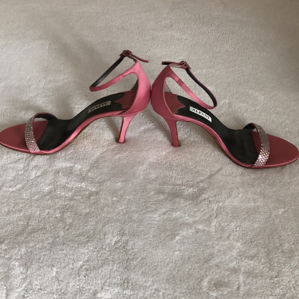 🆕ALFANI 💖🩶Pink Satin & Rhinestone Sandal! Size 7! Vintage! New! Never worn! - Picture 15 of 16